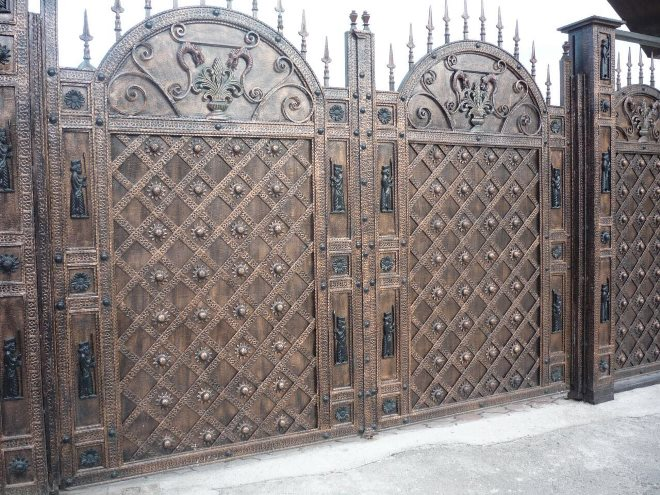 Кованые заборы: разновидности, преимущества и уход (102 фото)