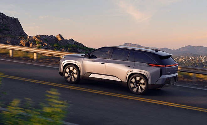 Toyota показала электрический Highlander. Многие считают что Tesla Model Y обречена