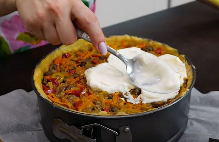 Пирог с куриными сердечками. Его можно подавать и как закуску, и как основное на стол