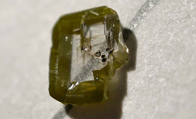 Внутри алмаза нашли кристалл породы из центра Земли