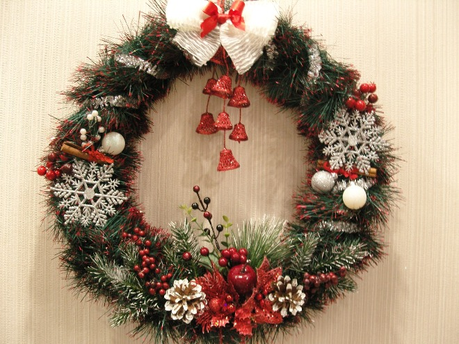 Самые популярные и необычные украшения дверей на Новый год (63 фото)