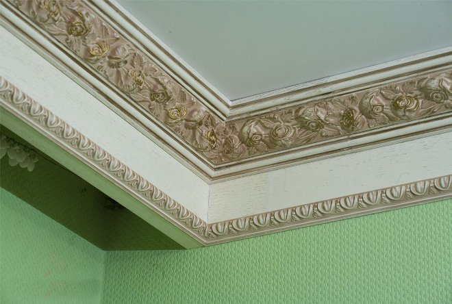 Дизайн потолочных плинтусов в интерьере: фото, как выбрать лучший вариант для интерьера (67 фото)