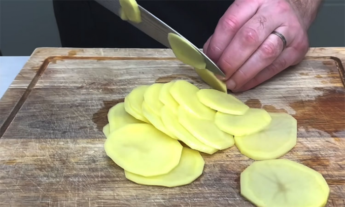 Легендарный картофель французского шефа Жоэля Робюшона. Томим клубни внутри бекона