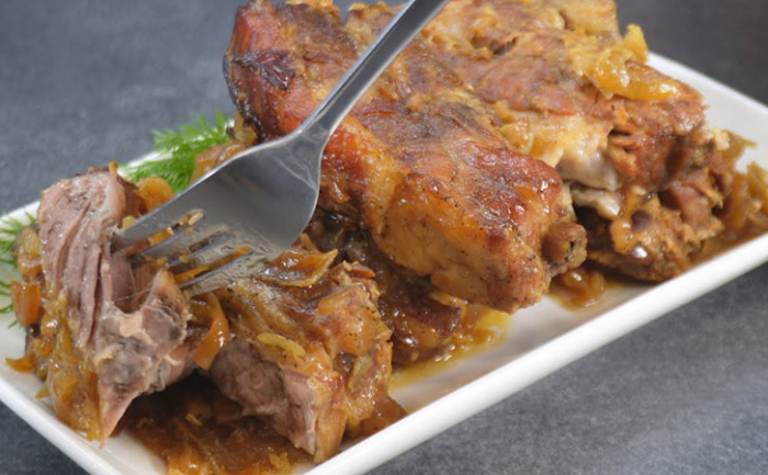 Ужин, который готовится сам: нежнейшее мясо на луковой подушке