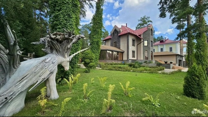 В Барнауле продают "дом мечты за полцены" с единорогом и ванной комнатой кровавых оттенков