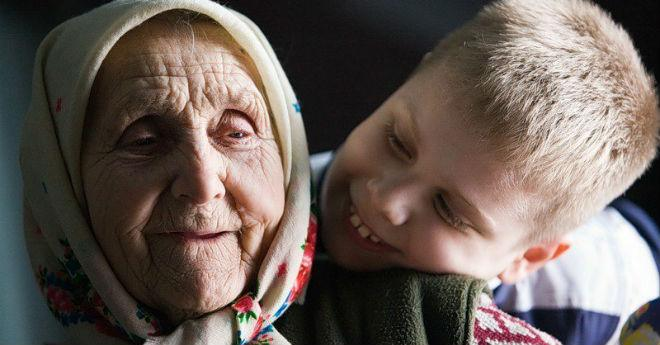 Бабушка… Все в доме, не исключая и Борьки, смотрели на нее как насовершенно лишнего человека..