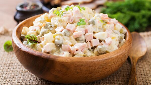 Как пережить новогоднее застолье и легко застегнуть джинсы после праздников