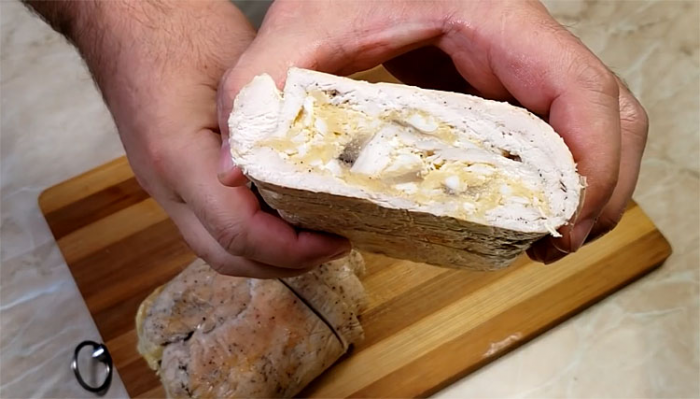 Гениальный способ готовить курицу. Делаем рулет, а внутри салат