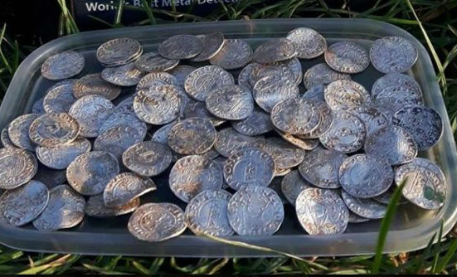 Сундук возрастом 1000 лет: лопата фермера случайно попала в клад