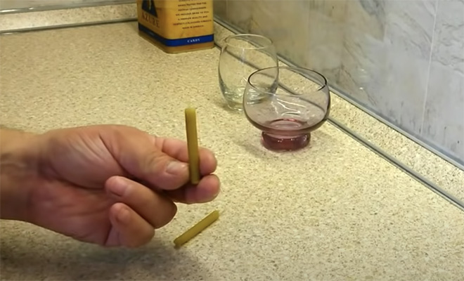 Обычная свеча может гореть целые сутки. Лесник показал, как увеличивает время в 10 раз: видео