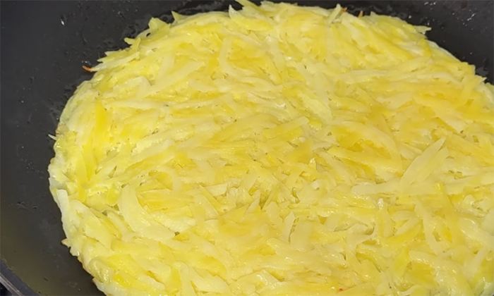 Ленивый завтрак на всю семью: натерли картошку и просто разбиваем в нее яйца