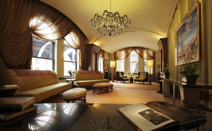 Как выбрать люстру для натяжного потолка в зал и другие комнаты (67 фото)