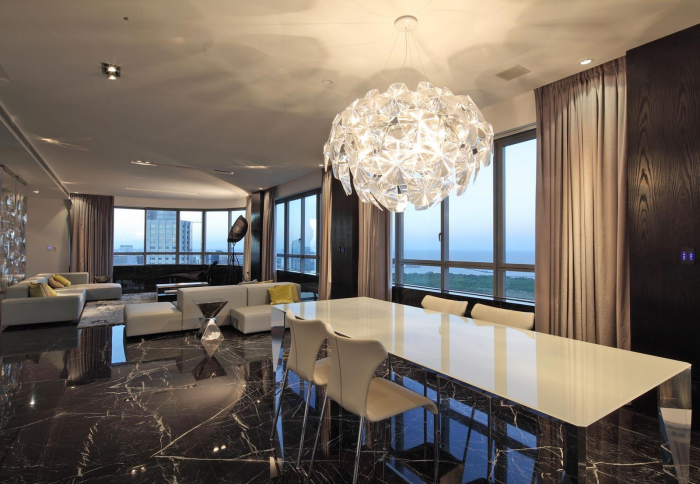 Как выбрать люстру для натяжного потолка в зал и другие комнаты (67 фото)