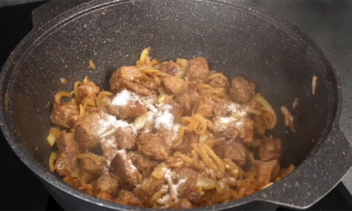 Гуляш «Бархатный»: секрет идеальной подливы без комочков и нежнейшего мяса