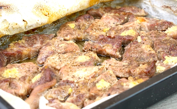 Готовим мясо в духовке в бумаге. Весь сок и вкус остаются внутри