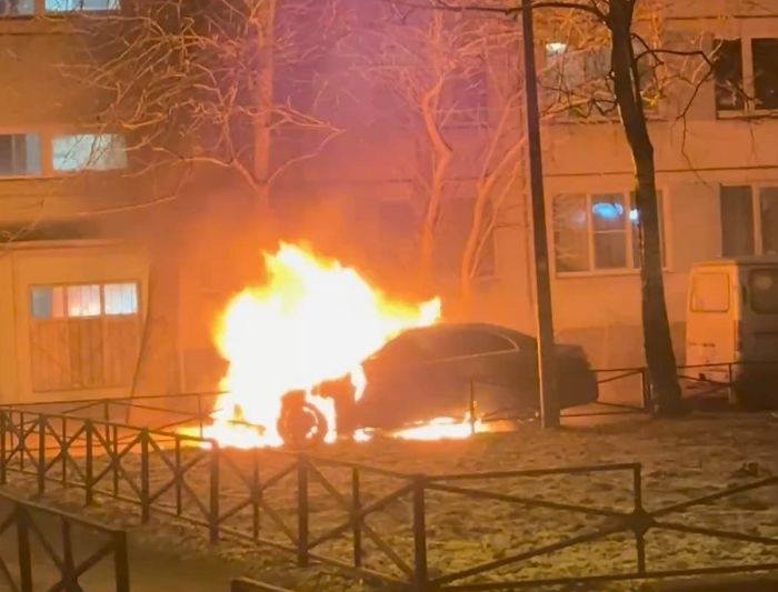 Месть за дорожный конфликт: мужчина поджег чужой «Мерседес»