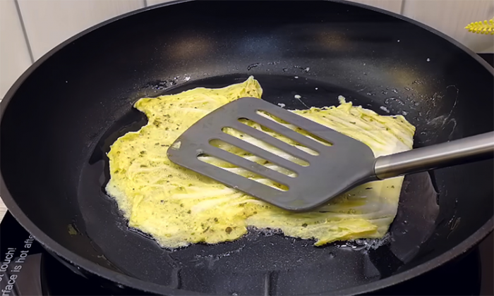 Превращаем пекинскую капусту в основу закуски. Теплые роллы разлетятся за секунды