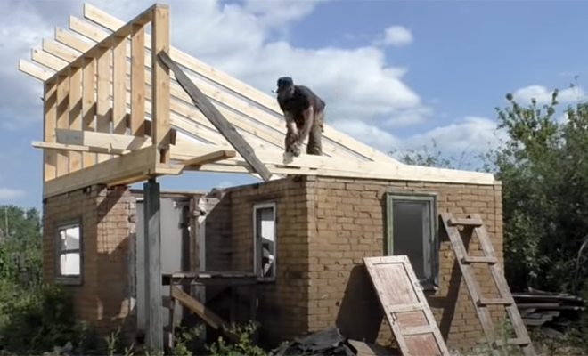 Мужчина нашел старую дачу с провалившейся крышей и за 2 года превратил ее в дом из журнала. Видео