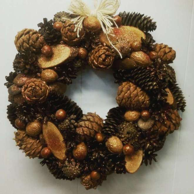 Самые популярные и необычные украшения дверей на Новый год (63 фото)