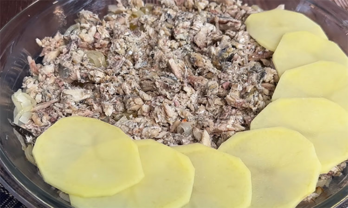 Открыли банку сардин и французский ужин готов: просто добавили лук и картошку