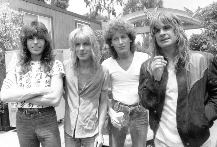 «Труп хлопал крыльями, всех тошнило» 45 лет назад Оззи Осборн откусил голову голубю и шокировал весь мир. Что это было?