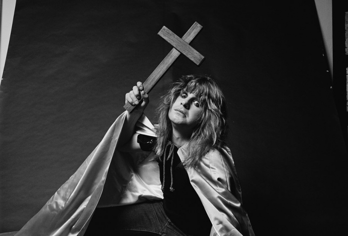 «Труп хлопал крыльями, всех тошнило» 45 лет назад Оззи Осборн откусил голову голубю и шокировал весь мир. Что это было?