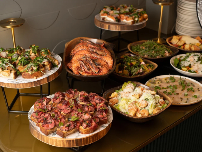 Сморчки, моти и часы от Раппопорта: чем живёт ресторанная Москва в апреле