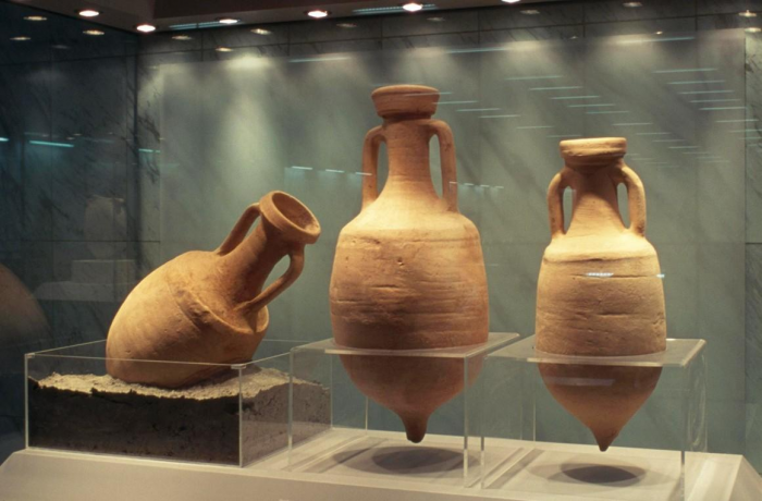 Почему древнегреческие амфоры делали с неустойчивым дном