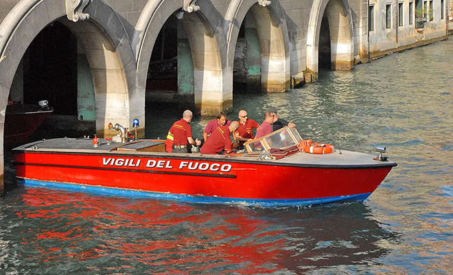 Как работает скорая помощь в Венеции, где дорог в городе нет. Турист снял видео