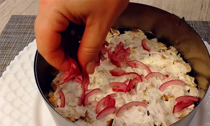 Самый простой и лучший салат на Новый год: с курицей и с особой прослойкой