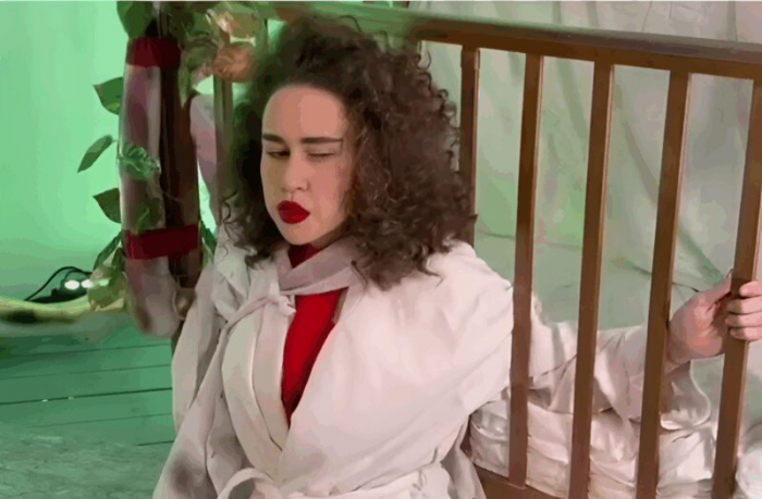 «Он тянул её вниз»: как дочь Успенской, которой 35, оказалась в эпицентре скандалов, а мать выгнала её жениха