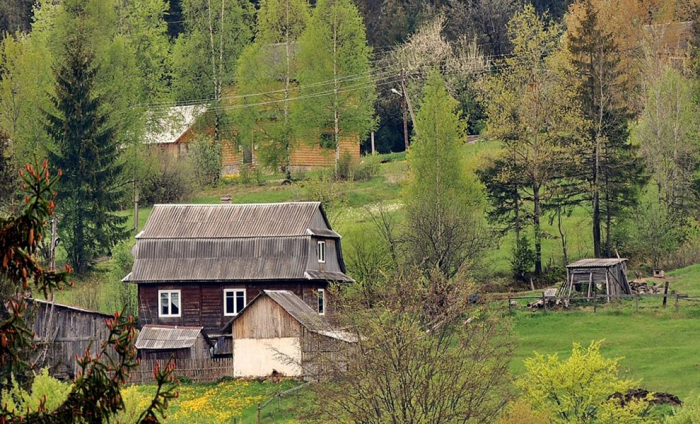 Женщине надоело жить в США, она приехала в Беларусь и купила себе деревню целиком. Видео