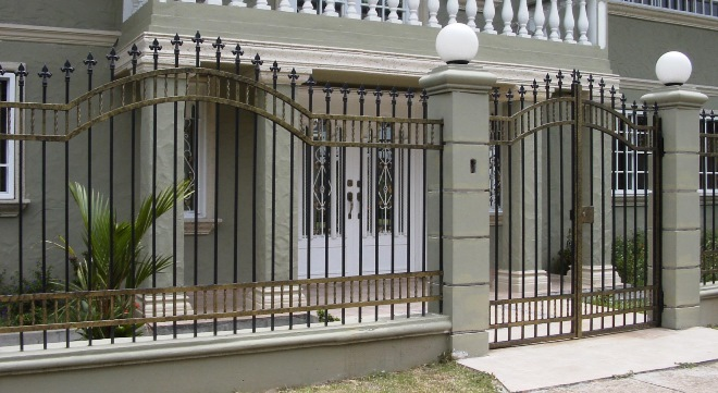 Кованые заборы: разновидности, преимущества и уход (102 фото)