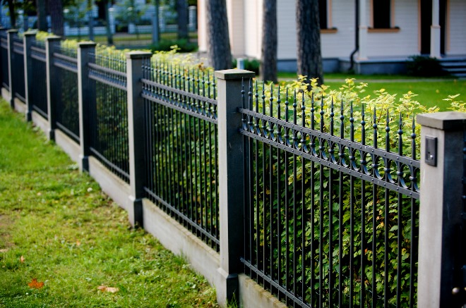 Кованые заборы: разновидности, преимущества и уход (102 фото)