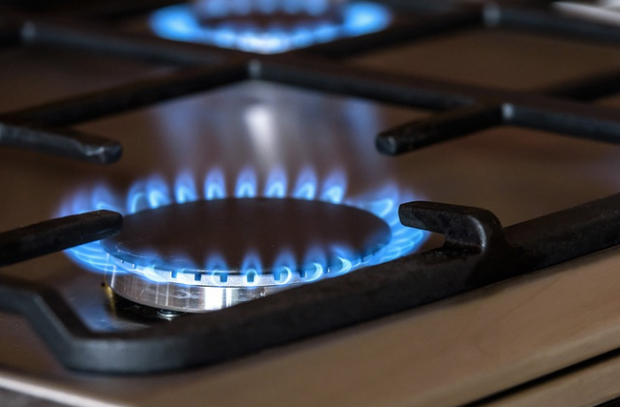 Смешиваем соль с маслом и сводим слой грязи со сковороды. Чистим кухню до блеска подручными средствами