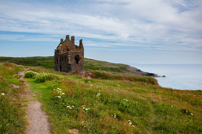 Загадочный миллионер купил руины замка и объявил себя наследником короля. Кто он такой и зачем это сделал?