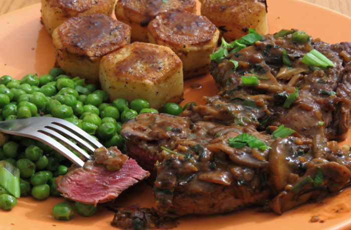 Готовим вырезку, чтобы она не пересохла и оставалась сочной и таяла во рту. Используем масло и маринады