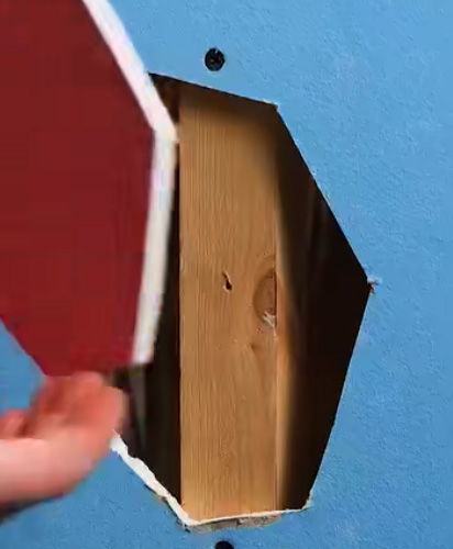 Как легко и просто заделать дыру в гипсокартоне, не заменяя весь лист