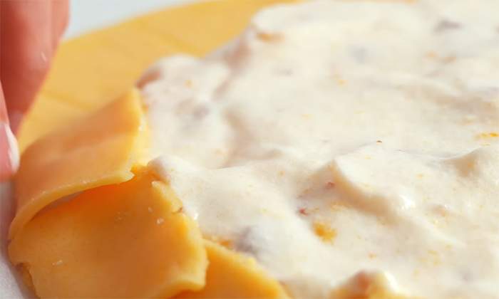 Пирог-шедевр, по вкусу ровно торт. Начинки столько, что сама превращается в крем