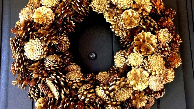 Самые популярные и необычные украшения дверей на Новый год (63 фото)