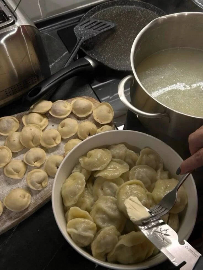 Зачем при варке пельменей добавляют стакан холодной воды и как это связано с физикой