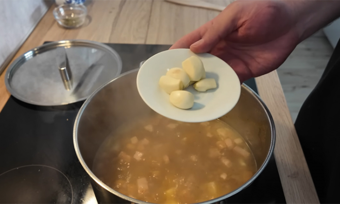 Пражская чеснечка: густой суп с чесноком, сыром и ржаными гренками