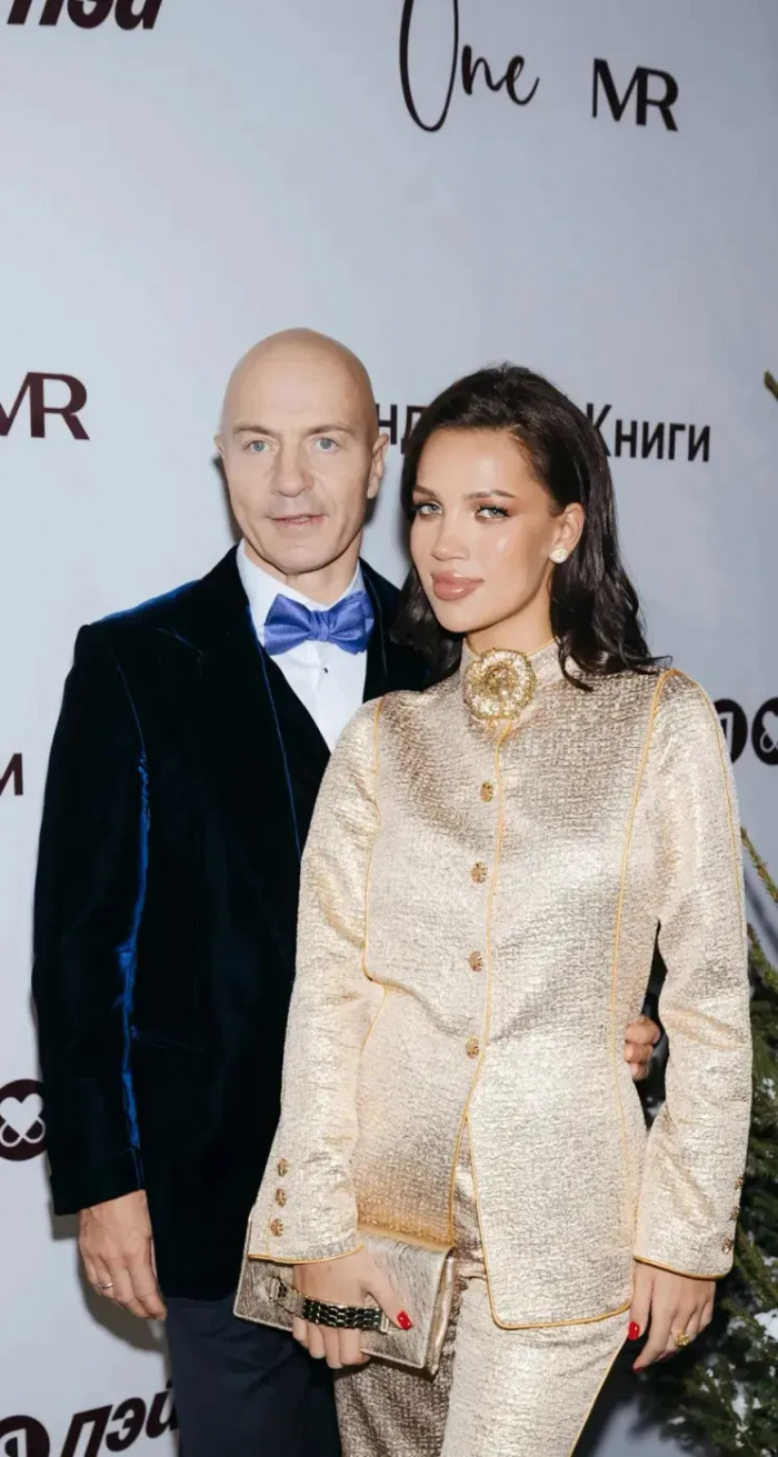 Экскурсия на "винодельню Михалкова" и йога: жена владельца "Эксмо" Инесса Шевчук отдыхает с их детьми в Италии
