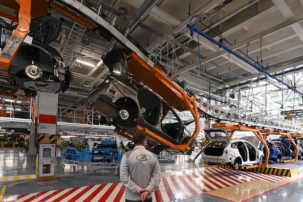 «Это новая реальность» Российский авторынок пережил сильнейшие потрясения в 2025 году. Что будет с ценами на авто в 2026 году?