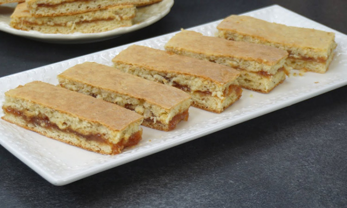 Стакан варенья и 30 минут: шикарный пирог на скорую руку, от которого дети в восторге