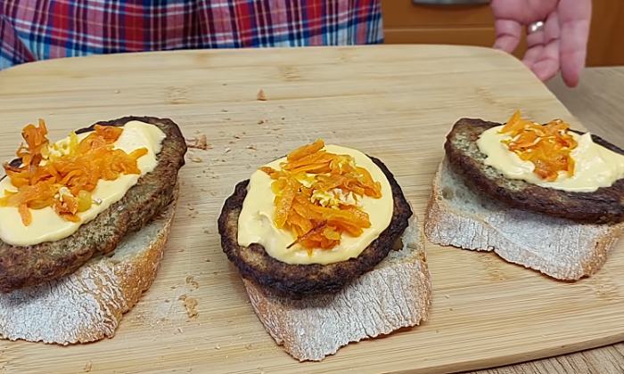 За этими бутербродами раньше очереди стояли. В основе нежнейшая котлета из печени