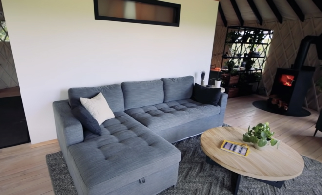 Паре не хватало денег на квартиру и они решили жить в юрте. За 6 месяцев превратили шатер в дом мечты