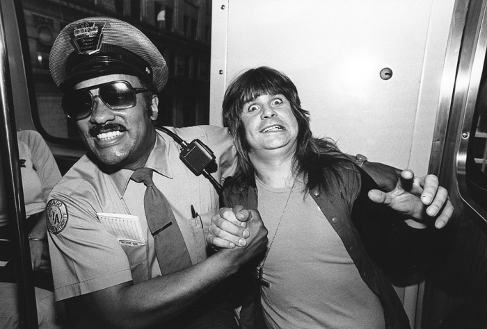 «Труп хлопал крыльями, всех тошнило» 45 лет назад Оззи Осборн откусил голову голубю и шокировал весь мир. Что это было?