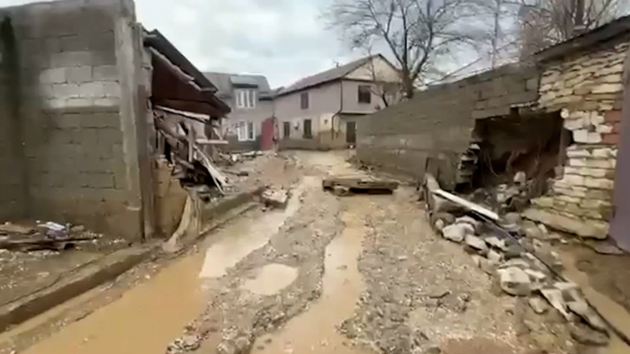 «Увидел тонущего соседа»: как жители Махачкалы приходят на помощь друг другу — и спасают жизни