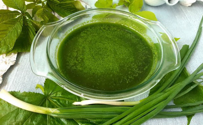 Изумрудный соус из зеленого лука: делается быстро, подойдет к любому блюду